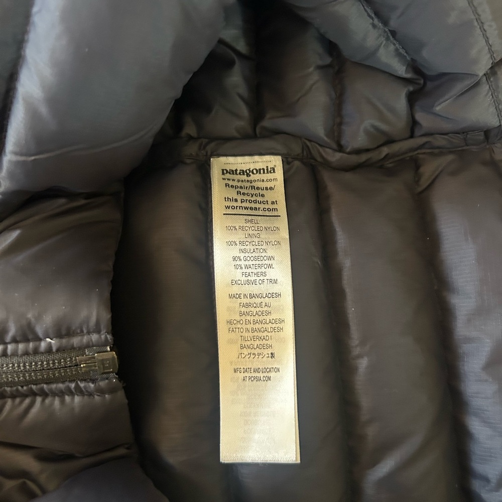 Patagonia Women's Black Puffer Jacket - Picture 11 of 11